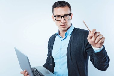 Dalgın adam görünmez ekran dokunmak gibi davranarak