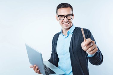 Neşeli adam görünmez ekran bir kalemle dokunma