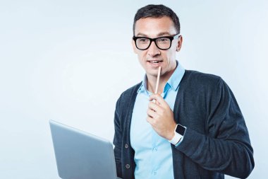 Proje üzerinde düşünme düşünceli olgun adam