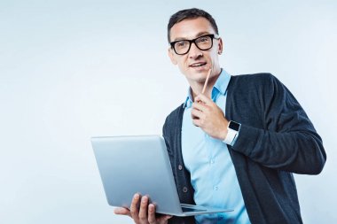 Yaratıcı beyefendi dizüstü bilgisayarda çalışırken hayal