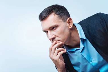 Bir şey hakkında hayal dalgın olgun adam