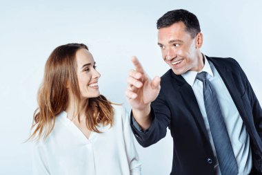 Destekleyici meslektaşları bir şey arka plan üzerinde tartışıyor