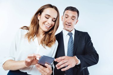 İş adamları Smartphone birlikte kullanma