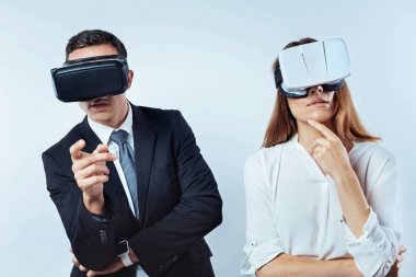 Dalgın meslektaşları üzerinde bir şey düşünüyor