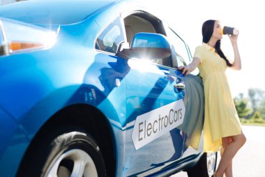 Güzel güzel kadın kahve içme