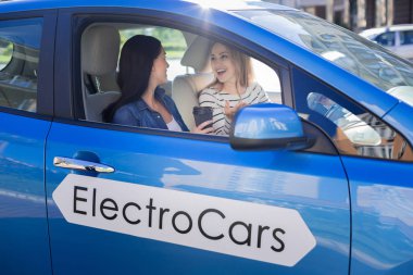 Birbirinizle konuşmak mutlu pozitif arkadaşlar