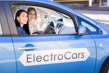 Ellerini sallayarak memnun mutlu kadın