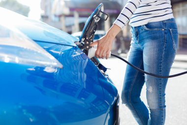 Bir profesyonel elektro şarj yakın çekim