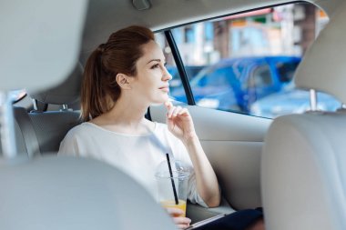 Pencereden bakan keyifli düşünceli kadın