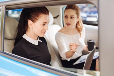 Neşeli iyi iş kadını gülümseyen