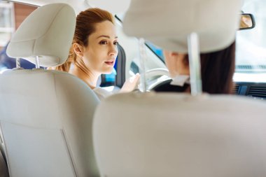 Birbirine bakarak olumlu memnun kadın