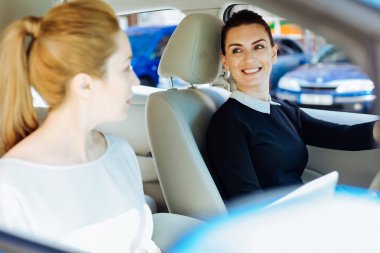 Mutlu neşeli kadınlar birlikte Toplantı