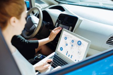 Bir modern yenilikçi laptop-in yakın çekim