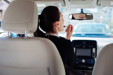 Ruj koyarak güzel güzel kadın