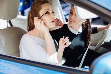 Rimel kullanan güzel genç kadın