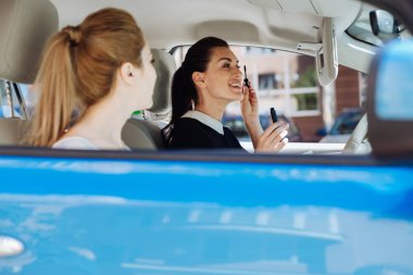 Neşeli güzel kadın holding maskara