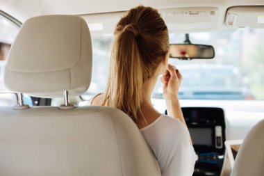 Makyaj yaparken odaklı olmanın güzel güzel kadın