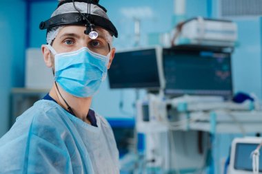 Yetkili doktor doğruca kameraya bakıyor