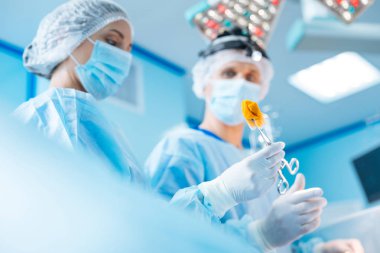 İki arkadaşları ameliyat odasında olmak