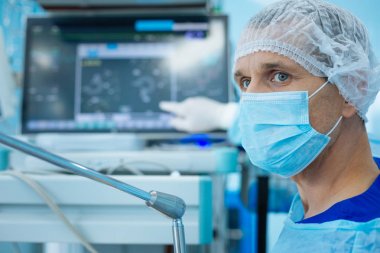 Portresi ciddi doktor o ayakta yakınındaki aparatı
