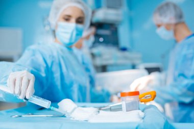 Fotoğraf donatımın tam olarak masanın üzerinde duruldu