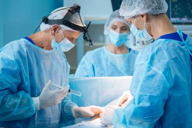 Yetkili üst düzey cerrah enjeksiyon yapıyor