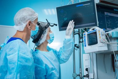 Profil fotoğrafı iki kontrol o kardiyogram doktorlar