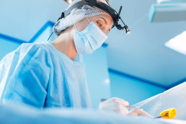 Ciddi Uygulayıcı portresi bu kullanma bıçak işletim