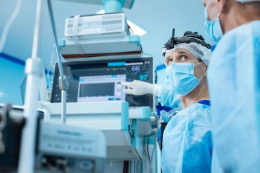 Onun ekipman işaret eden yetkili tıbbi işçi