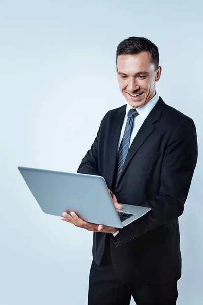 Strahlendes Männchen im Anzug surft am Computer im Internet — Stockfoto