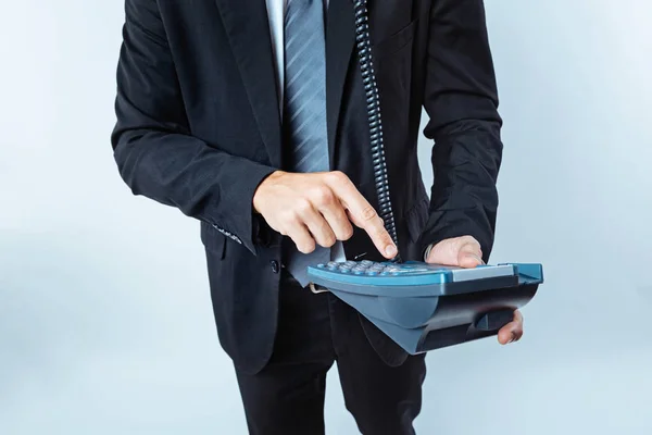 Fechar o escritório trabalhador fazendo chamada telefónica — Fotografia de Stock