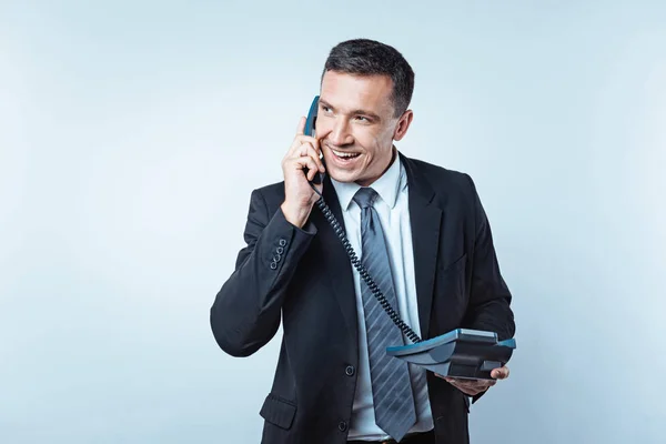 Homem de negócios bem sucedido conversando com o parceiro por telefone — Fotografia de Stock