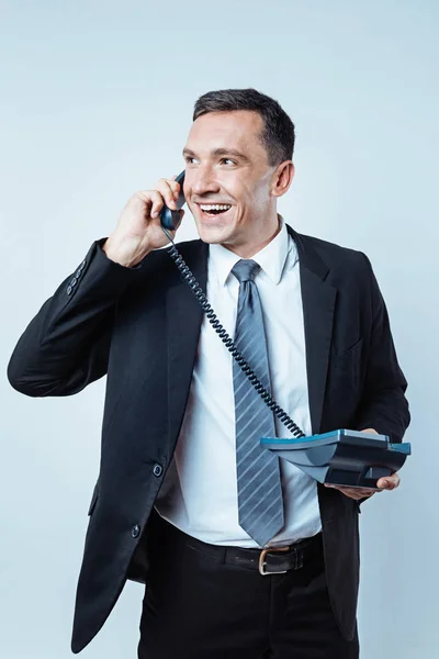 Pozitivní smýšlející muž s příjemnou telefonní konverzaci — Stock fotografie