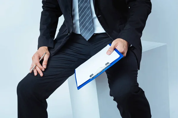 Close up of office worker holding clipboard — Stock Photo, Image