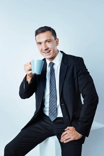 Geschäftiger Arbeiter genießt seine Tasse Kaffee — Stockfoto