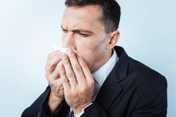 Primer plano del hombre preocupado estornudando — Foto de Stock