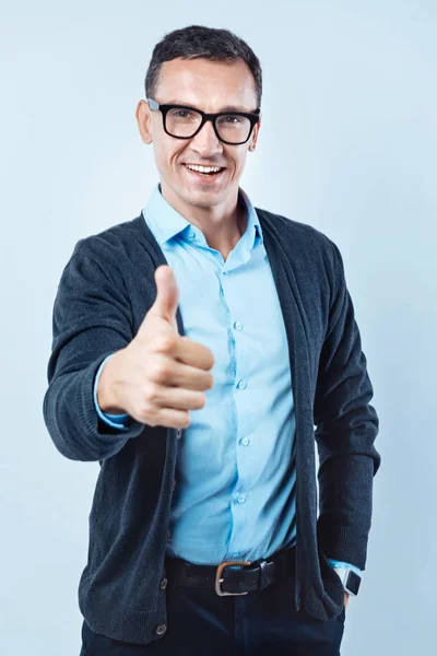 Volwassen man in het smart casual poseren voor de camera — Stockfoto