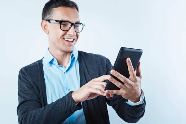 Caballero alegre usando tableta digital — Foto de Stock