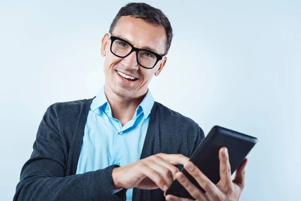 Hombre de aspecto amable que trabaja en la computadora de la tableta — Foto de Stock