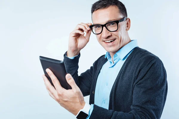 Akıllı adam arka plan üzerinde tablet bilgisayar kullanarak — Stok fotoğraf