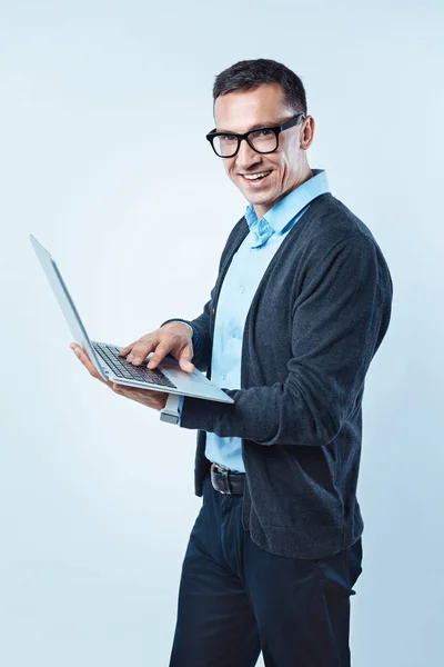 Bilgisayarda arka plan üzerinde çalışarak iş başarılı adam — Stok fotoğraf
