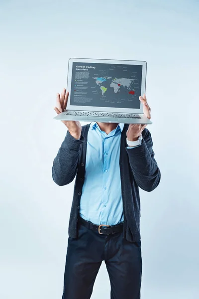 Erkek girişimci laptop transfer harita ticaret küresel gösterilen — Stok fotoğraf