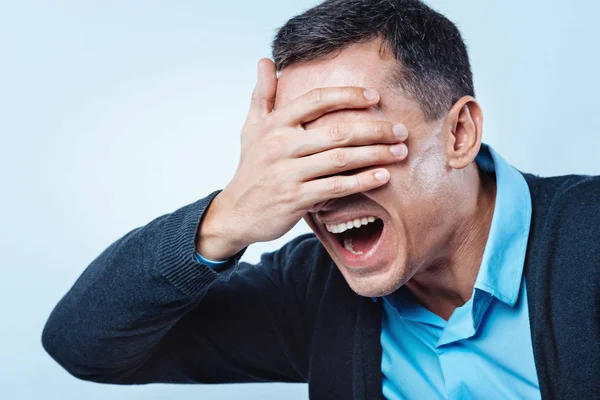 Hombre sorprendido gritando y ocultando los ojos —  Fotos de Stock