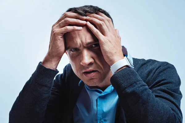 Deprimido madura chico luchando con el trabajo — Foto de Stock