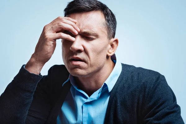 Erkek esmer baş ağrısı ile mücadele