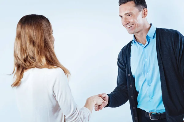 Feliz masculino empregado conhecer seu colega de trabalho — Fotografia de Stock