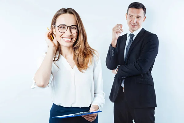 Attraktiva affärskvinna med Urklipp ler in i kameran — Stockfoto