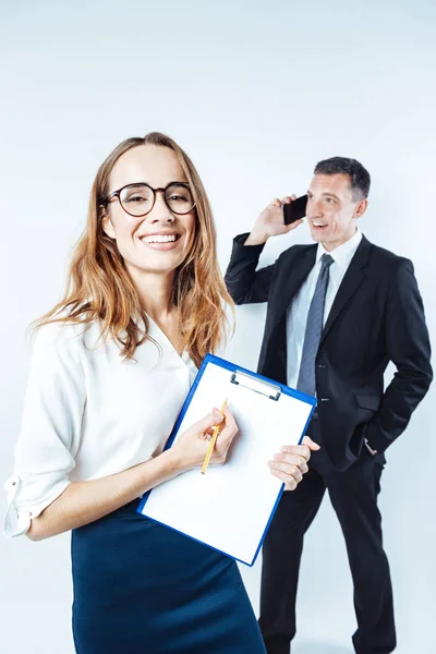 Stralend kantoormedewerker poseren met Klembord — Stockfoto