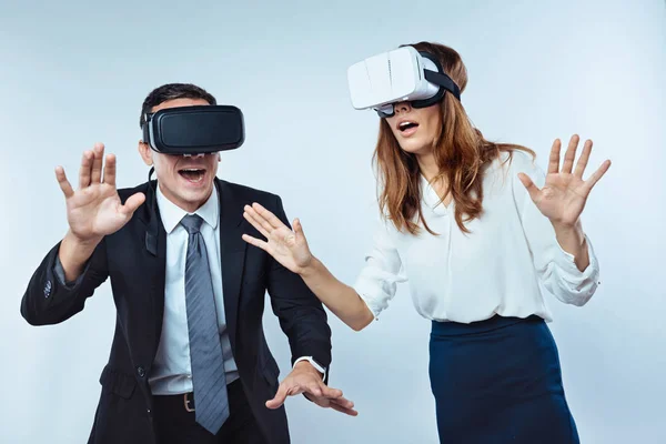 Förvånad över anställda bär virtual reality-glasögon — Stockfoto