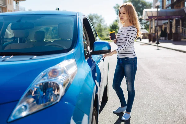 Selbstbewusste junge Frau öffnet ihr Auto — Stockfoto